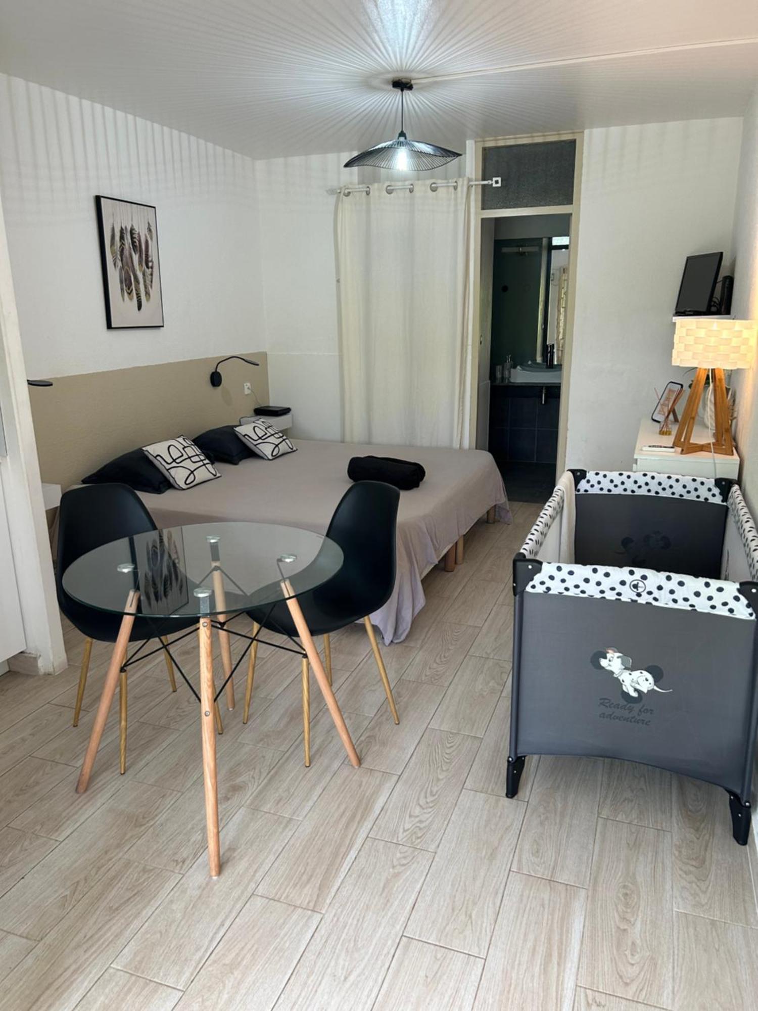Superbe Studio Avec Piscine, Au Coeur De La Marina! Village Soleil ! Proche Aeroport & Ferry Ле Госие Екстериор снимка