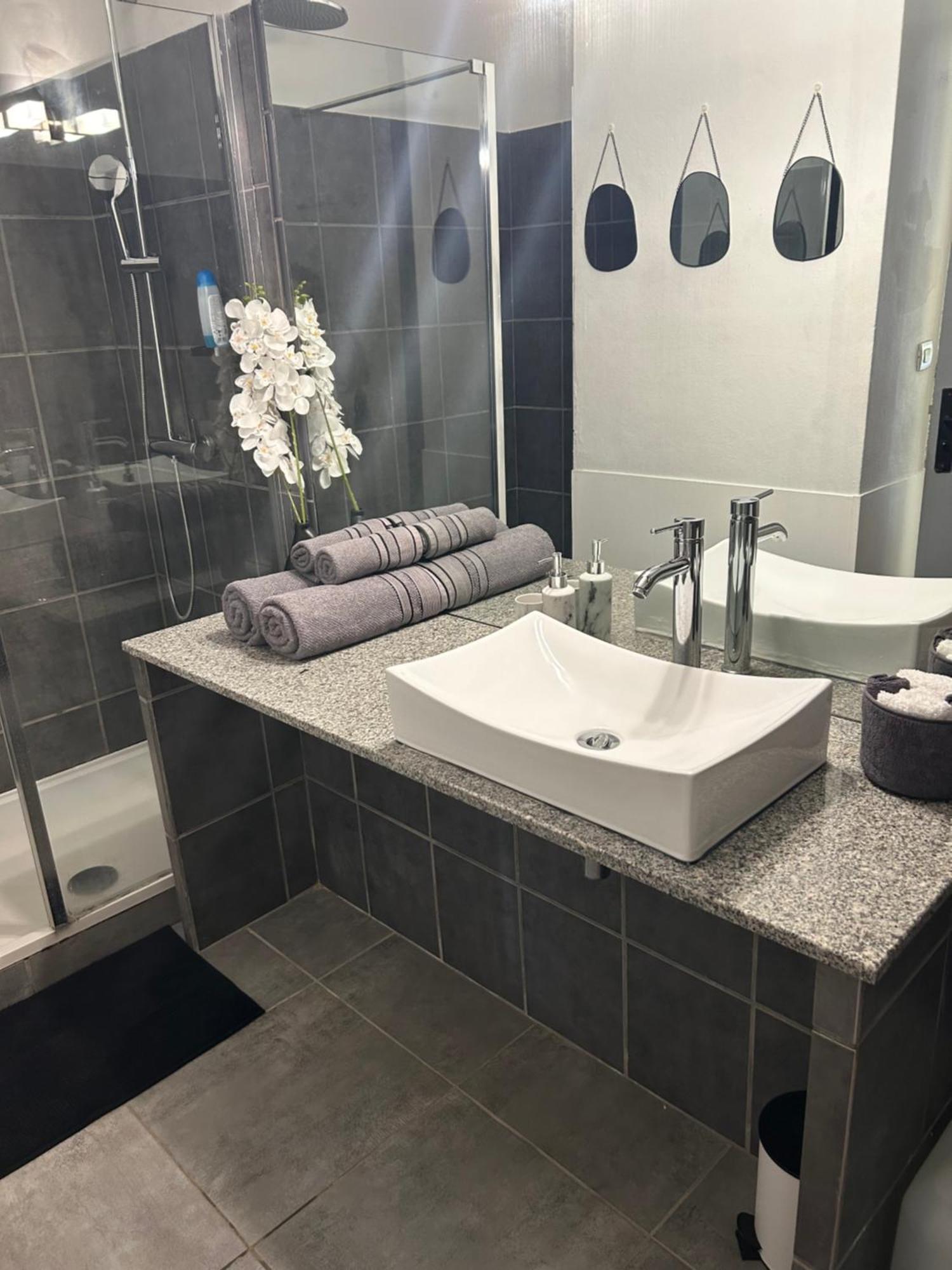 Superbe Studio Avec Piscine, Au Coeur De La Marina! Village Soleil ! Proche Aeroport & Ferry Ле Госие Екстериор снимка