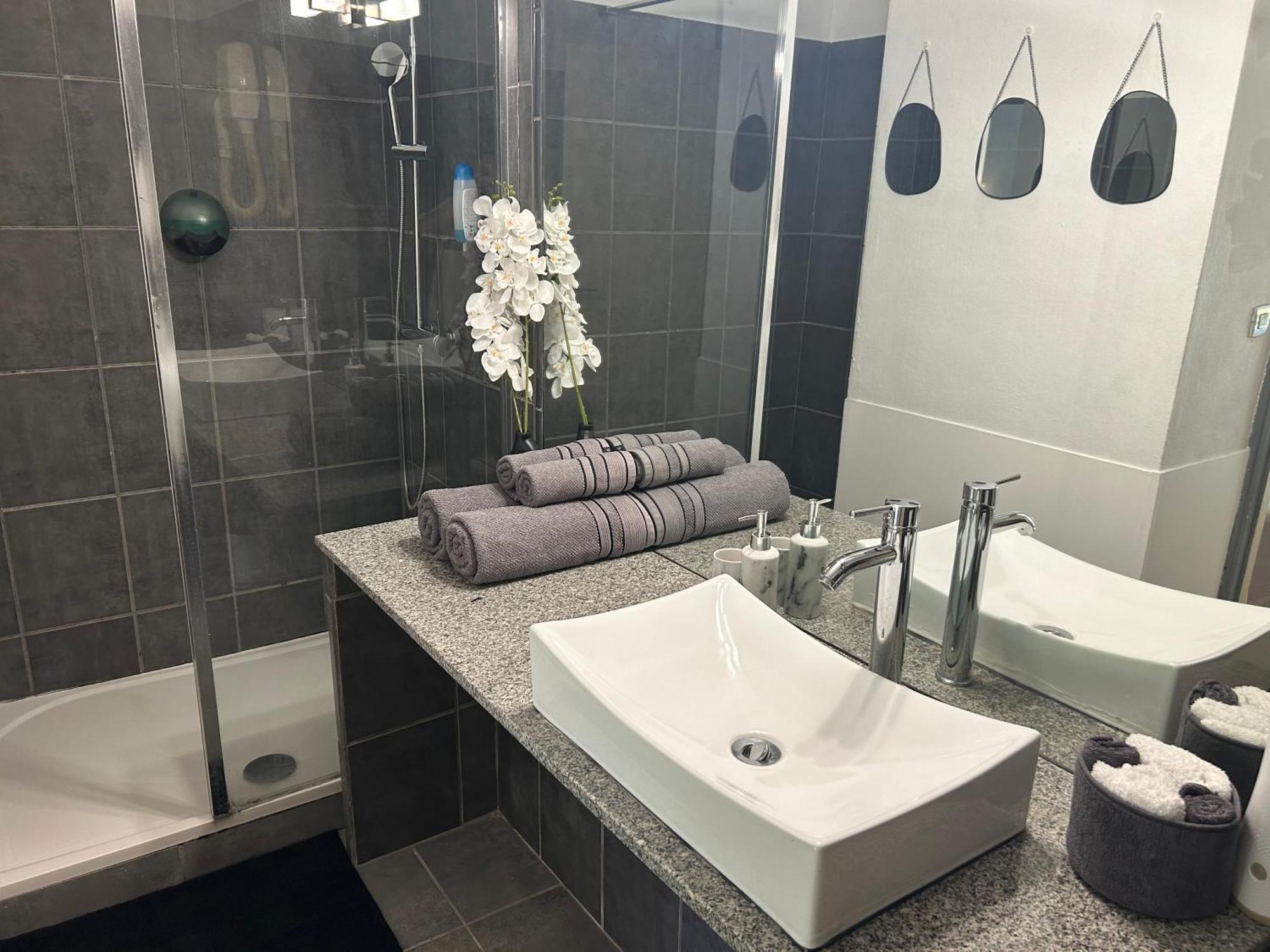 Superbe Studio Avec Piscine, Au Coeur De La Marina! Village Soleil ! Proche Aeroport & Ferry Ле Госие Екстериор снимка